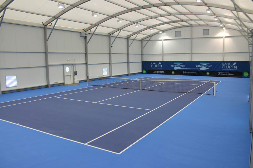 Terrain de tennis couvert
